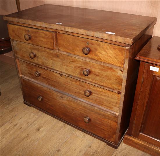 A Victorian mahogany chest of drawers,107cms